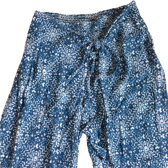 J.McLaughlin Women's Bondi Beach Pants in Neo
Tapestry Blue/White - Picture 4 of 9